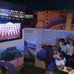 Niños y jóvenes recorriendo virtualmente sitios históricos del país