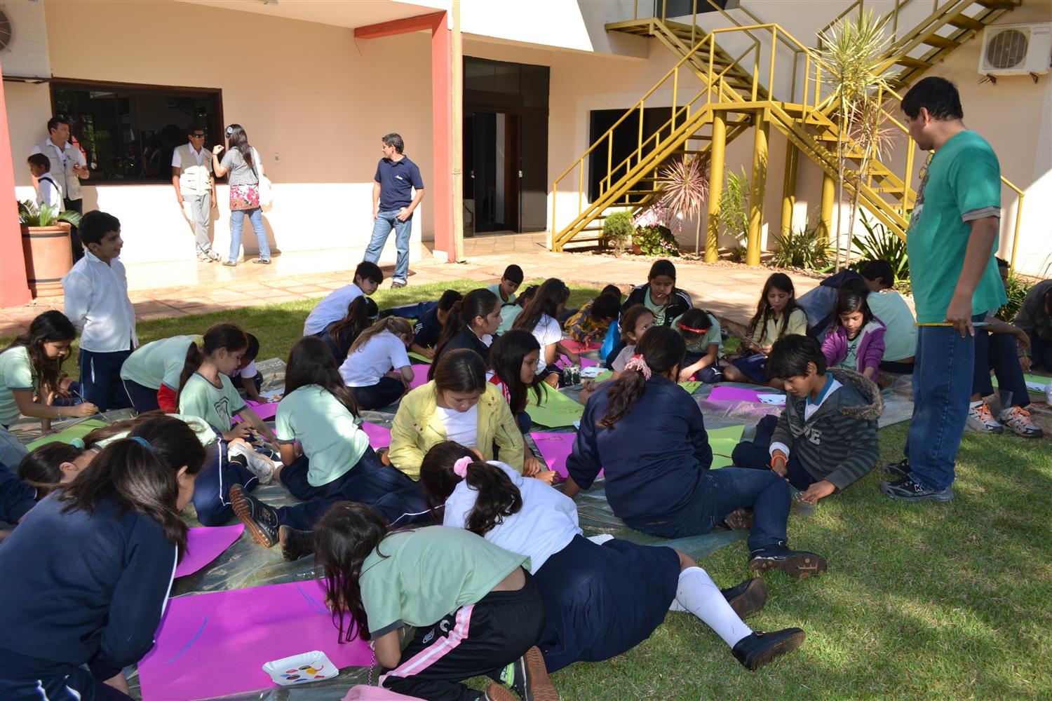 alumnos jugando en la pintata imagen