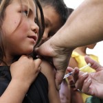 Niña recibiendo atención