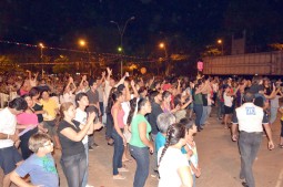 Público luqueño bailando exitos con la Retroband
