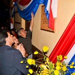 Momento en que se descubre la placa de inauguración del Centro Cultural