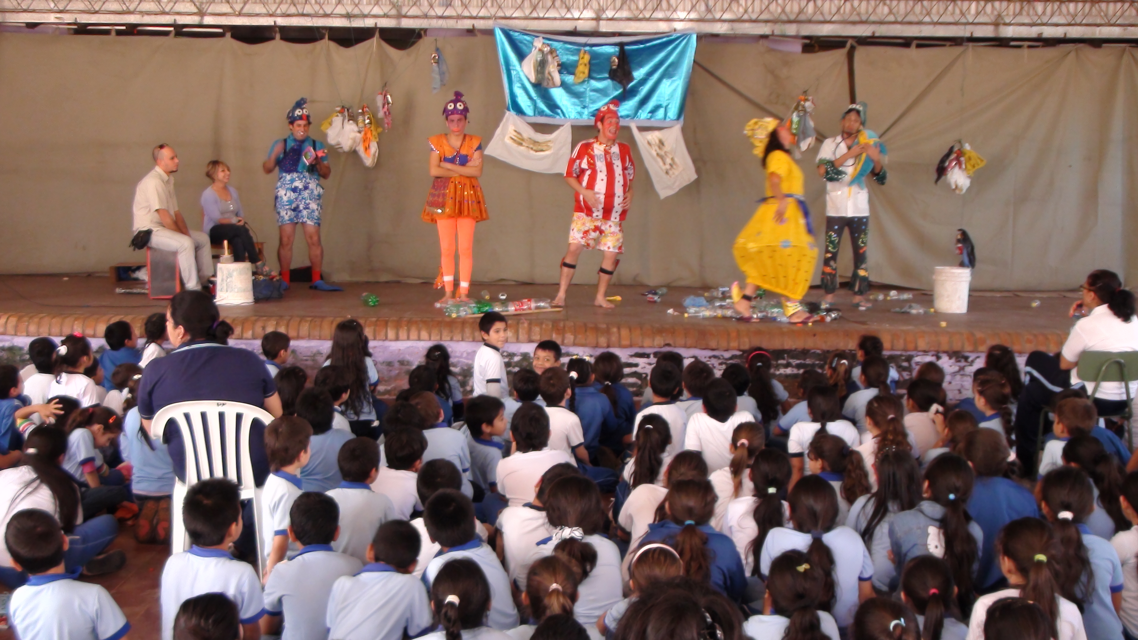 Presentación de la obra teatral “Salvemos al Lago” en las escuelas Aula Viva y Asunción Escalada. imagen
