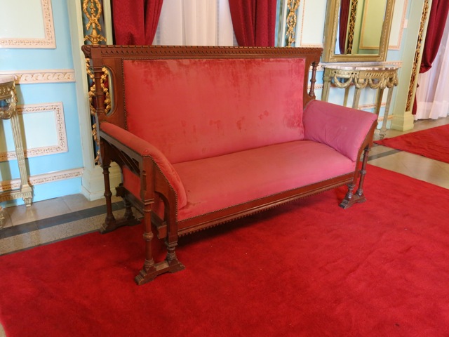 Los muebles del Mariscal López se exhiben desde esta mañana en el Archivo Nacional de Asunción imagen