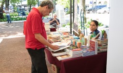 Se desarrolla hoy “Libros de la Feria Ñemuhã Saraki” en la Plaza Uruguaya imagen