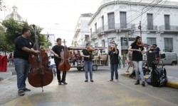 La ciudadanía colma los espacios públicos para celebrar el aniversario 479° de fundación de Asunción imagen
