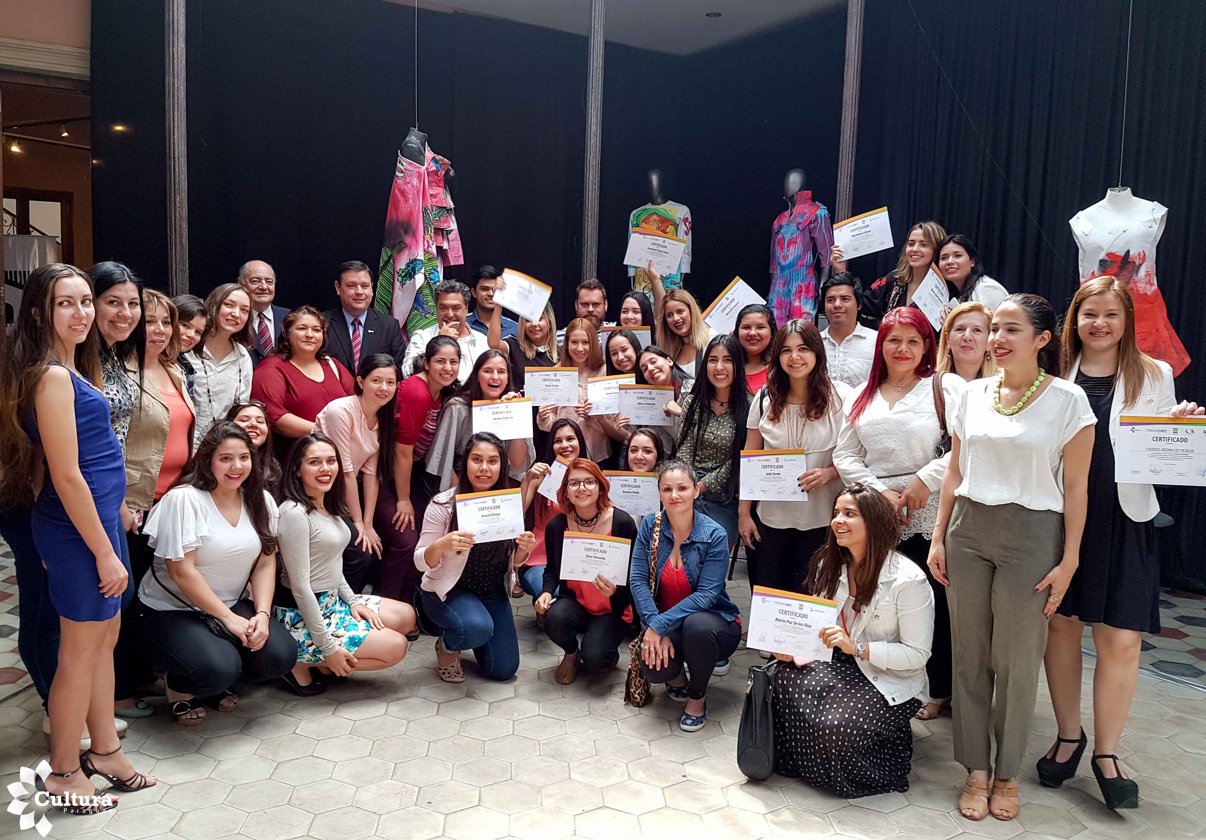 Fashion Art Paraguay entregó certificados a estudiantes e instituciones imagen