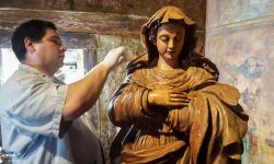 Técnicos de Cultura restauran piezas jesuíticas de Santa Rosa Misiones imagen