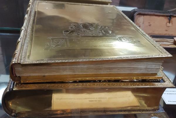 Poder Ejecutivo aprobó preservación del “Libro de Oro” en el Archivo Nacional imagen