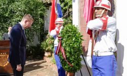 Ministro de Relaciones Exteriores de Letonia hizo una ofrenda floral en la Casa de la Independencia imagen