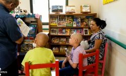 Escritores compartieron con niños del Hospital Acosta Ñu llevando “Cuentos en Navidad” imagen
