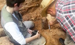 Arqueólogos inspeccionan vestigios de lo que se presume fuera un horcón de madera del Hospital de Sangre de Piribebuy imagen