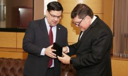 Ministro Capdevila se reunió con el presidente del Congreso Nacional imagen