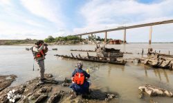 Técnicos de la SNC verificaron estado del buque Paraguarí de la Guerra Guazú encallado en el río Paraguay imagen