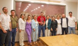 El Presidente de la República Santiago Peña, recibe la Biznaga de Plata de manos de la Delegación de Paraguay, que regresa triunfante del Festival de Cine de Málaga. imagen
