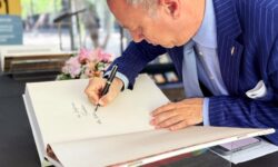 Biblioteca Nacional recibe réplica del Antiguo Testamento de la Biblia de Gutenberg imagen