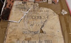 Restauran y restituyen a Santaní una placa de 1903 en homenaje a los próceres de la Independencia  imagen
